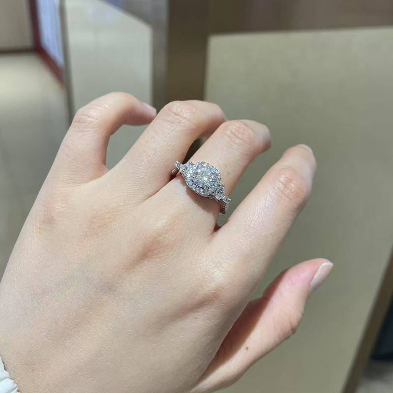 圆形方包女戒S925银镀白金定制选款主石莫桑钻1.2ct/副石高碳钻